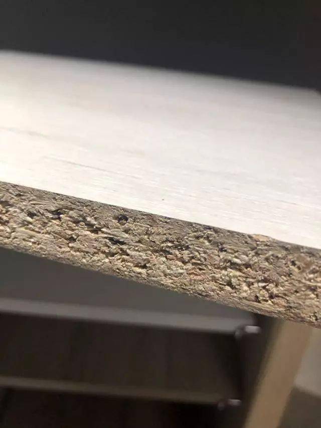 预算低一点的话选颗粒板,颗粒板要选进口的爱格板或克诺斯邦板,这些