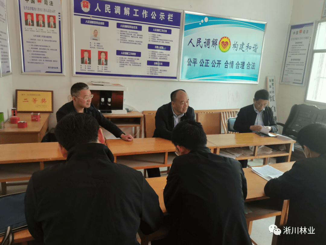 梁虎兵调研指导帮扶村三面红旗创建工作