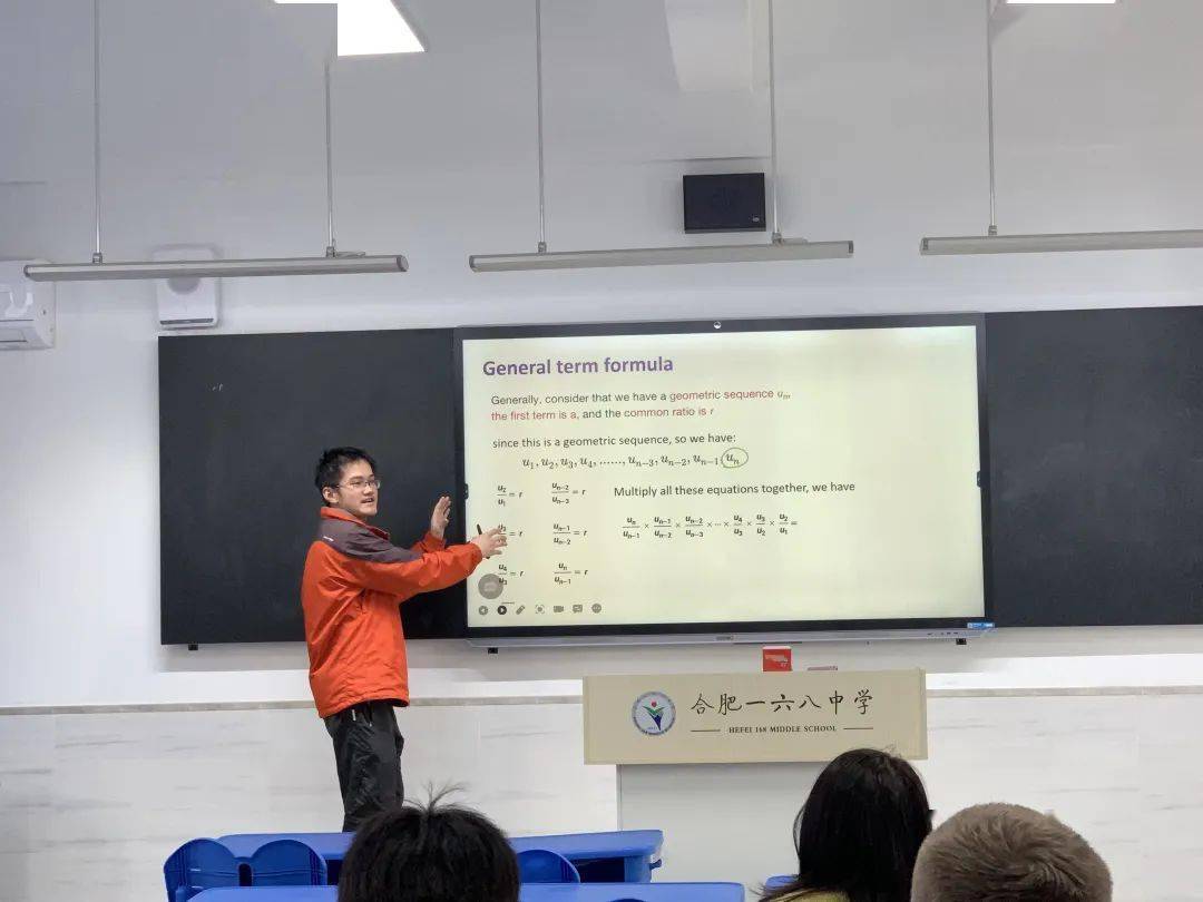 由评委老师逐一进行打分点评,最终英语教师李一凡yifan 以扎实的功底