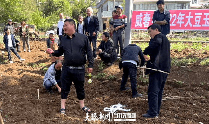 赫章县威奢乡农种分到户农技送进村