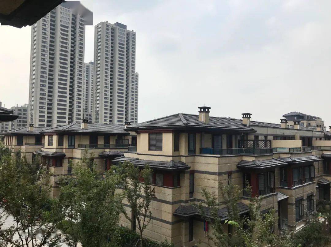 当年5月,良渚新城的碧水澜天华庭(推广名:融信澜天)推出404套房源
