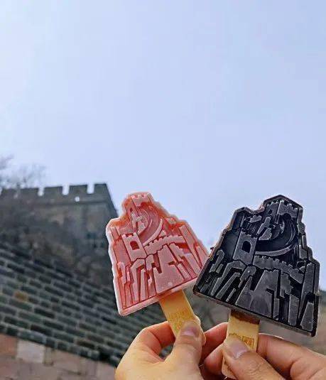 这里的长城雪糕有三种口味,巧克力,牛奶和草莓,外形都有长城的影子
