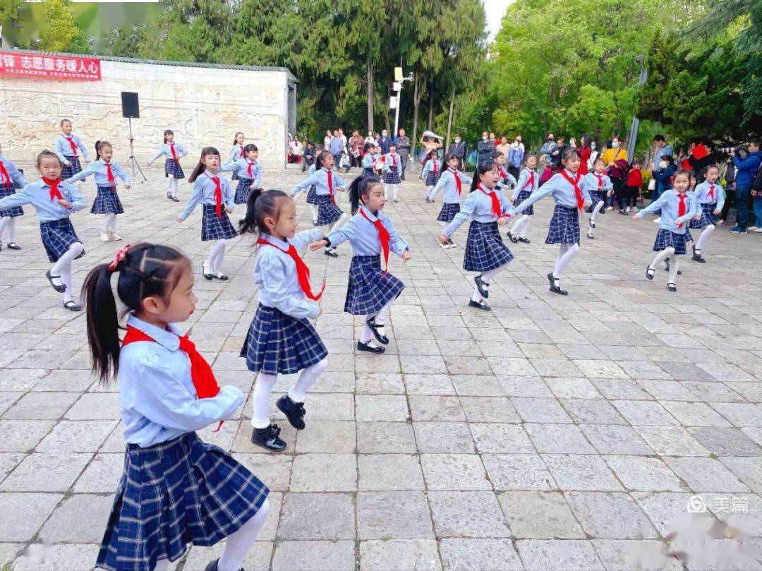 玉溪少先队前进路上党领团带红领巾喜迎二十大玉溪聂耳小学开展红色