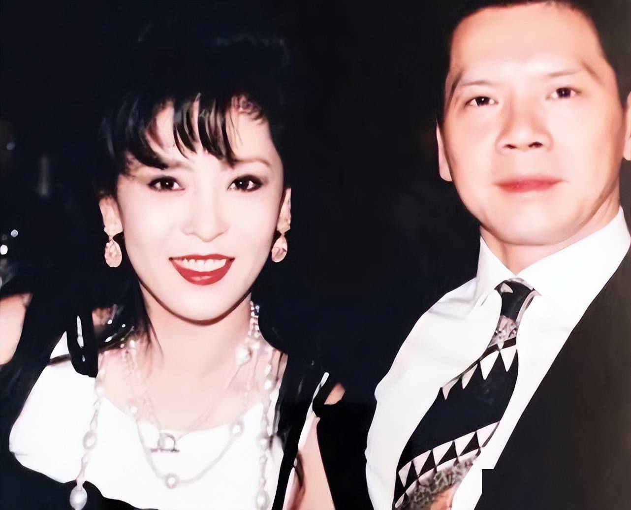 向华强前妻罕见露面75岁高龄仍然风采依旧背万元包包尽显富态