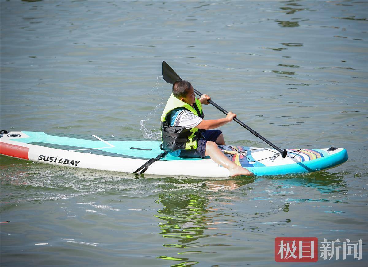 趁着天气晴朗,湖面风平浪静,又正逢五一假期,这里成了桨板运动的最佳