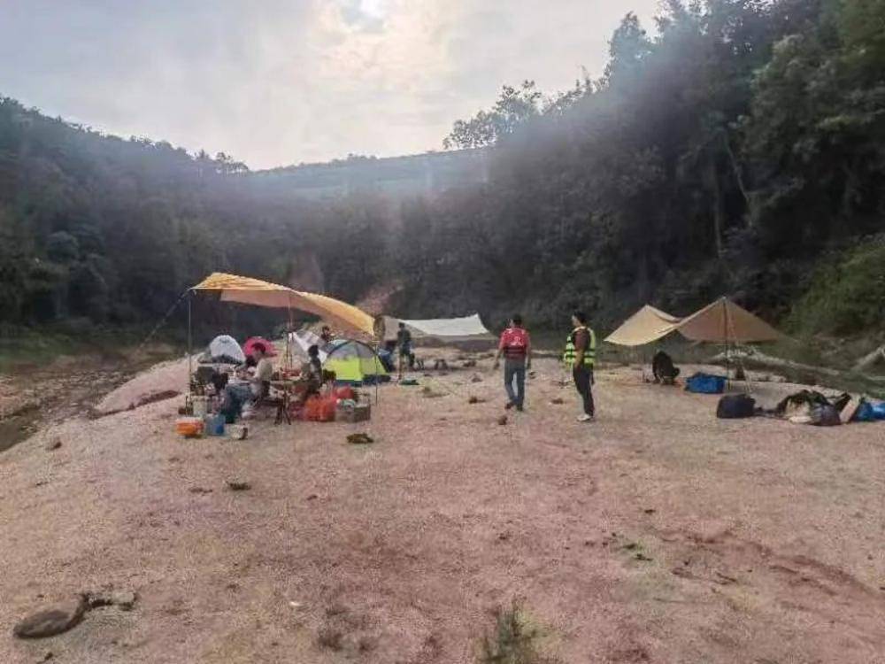 假期露营野炊野泳安全隐患浮现！广州流溪河林场劝离数百人