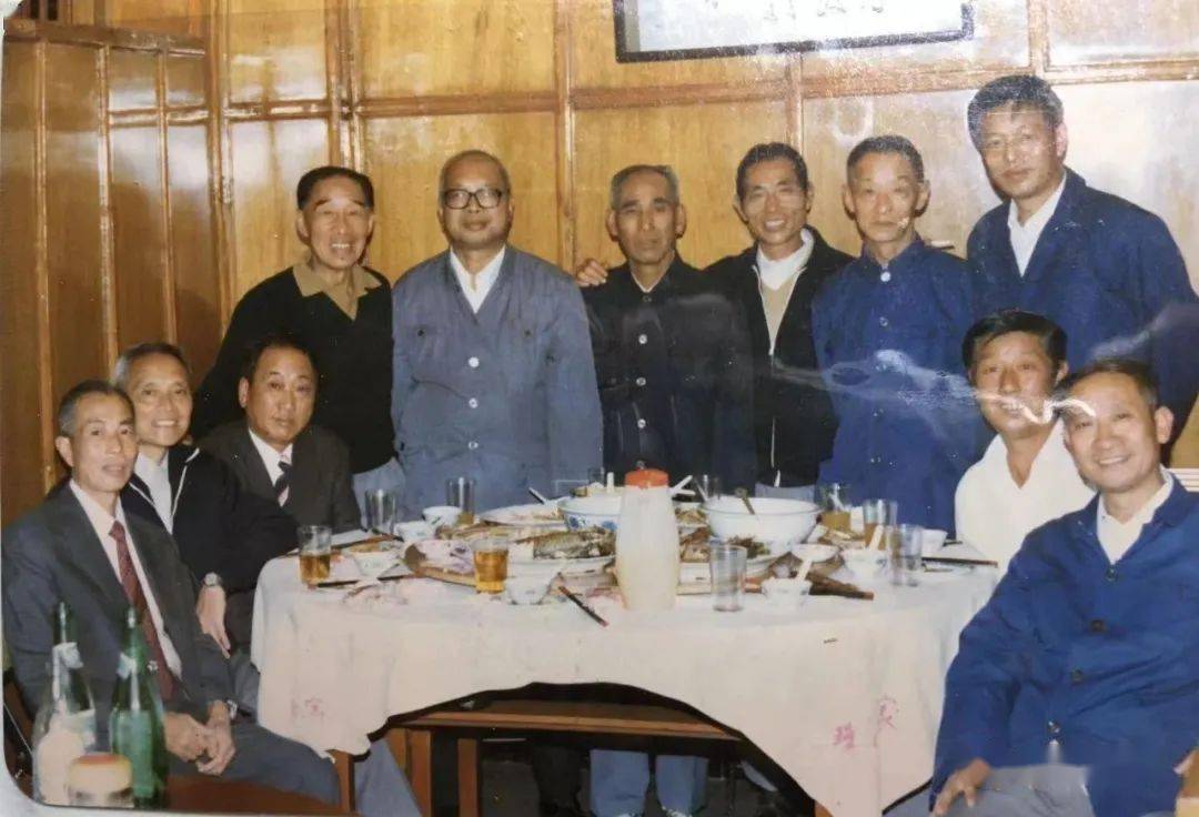 东华队元老聚会后排左一贾幼良图片由李秋华先生提供如今提起中国足球