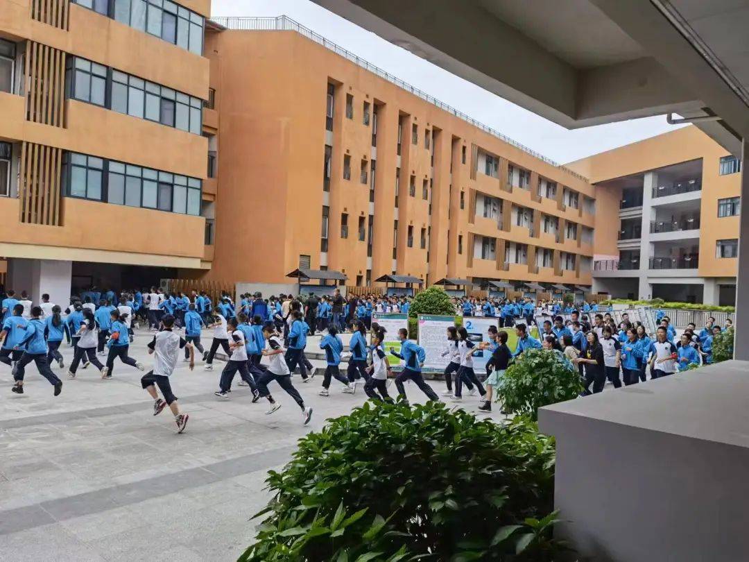 8级地震后,这些成都中小学校被赞"教科书式撤离"_四川一小学地震后65