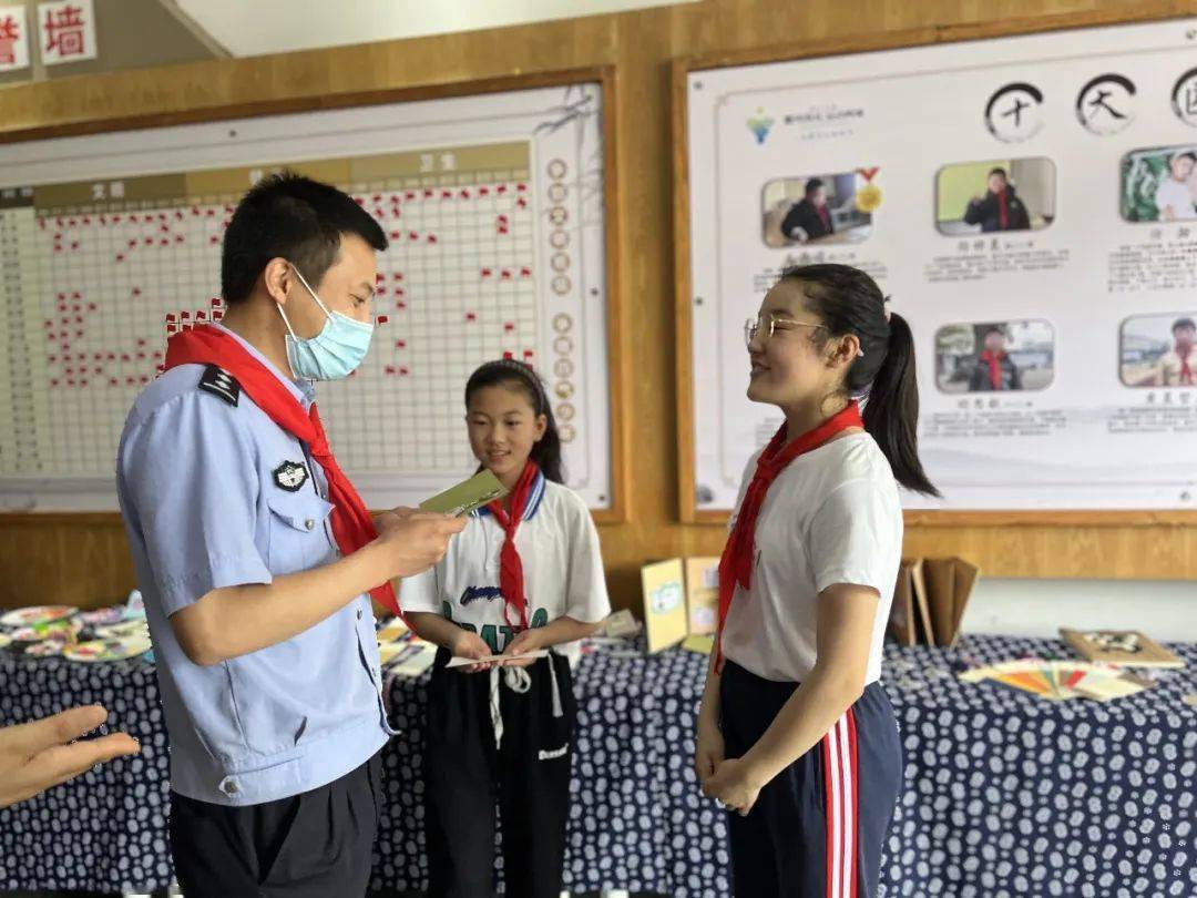 六一儿童节,石室小学的校园里迎来了石室乡政府丰小龙书记,徐祺乡长