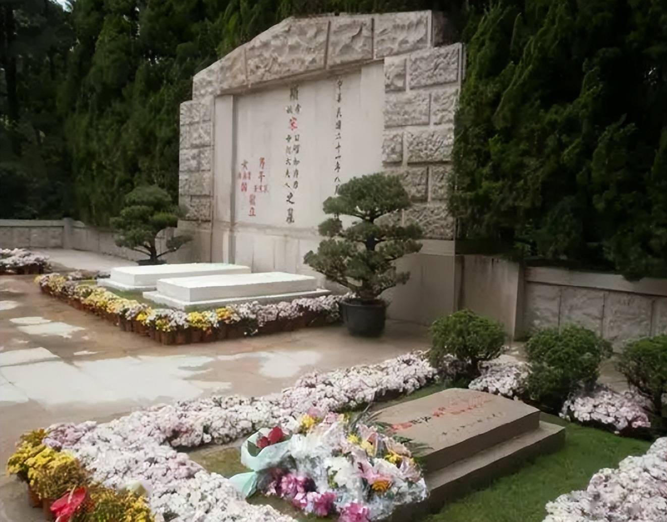 2003年宋美龄在宋霭龄墓前落泪我们宋家人为何会葬在这里