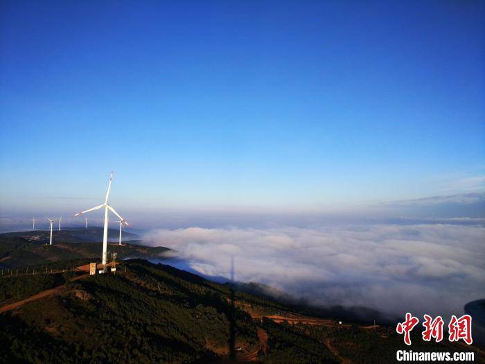 位于贵州省毕节市威宁彝族回族苗族自治县的马摆大山,风景如画,高耸入