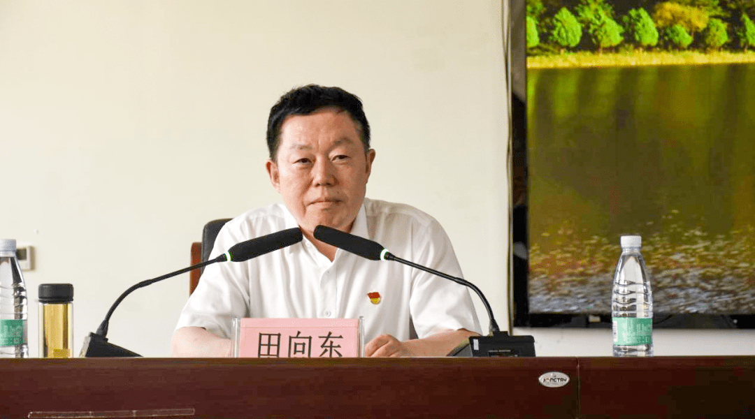 下午,举行了领导干部下基层讲党课活动,党委书记蔡德光,局长田向东