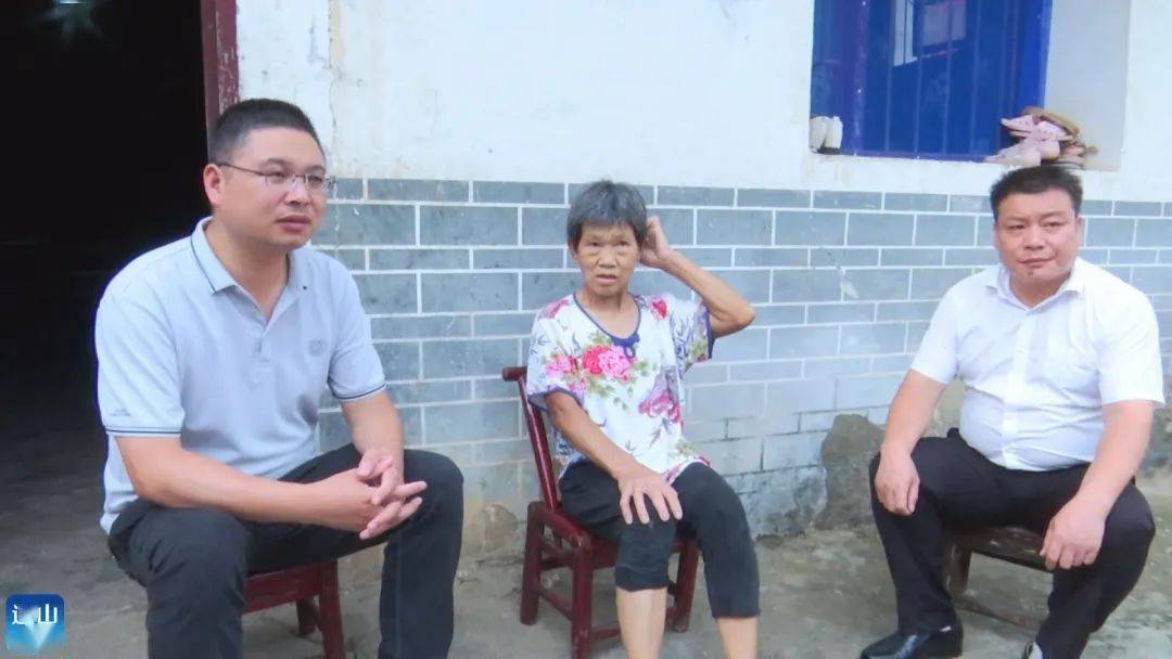 县人大常委会副主任游涛,副县长陈绵主先后到九宫山镇南成村,寨头村