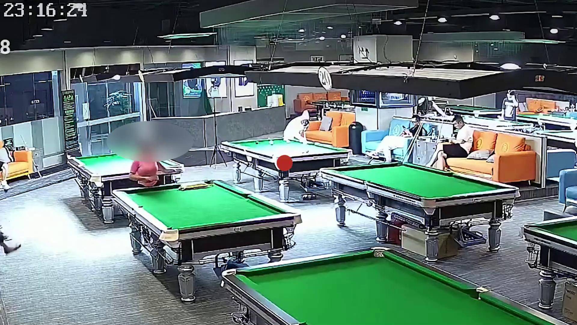 单亲妈妈被欺负，7岁儿子扔下玩具冲上前去保护：孩子在身边再苦也能熬-频道-手机搜狐