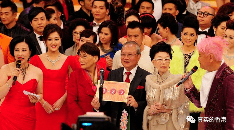 她出身名门望族,在1949年嫁给已故殷商利希慎之子利孝和,并育有一子三