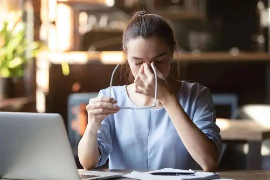毛巾或者蒸汽眼罩热敷,促进眼周血液循环,进而可以改善;如果眼睛酸胀