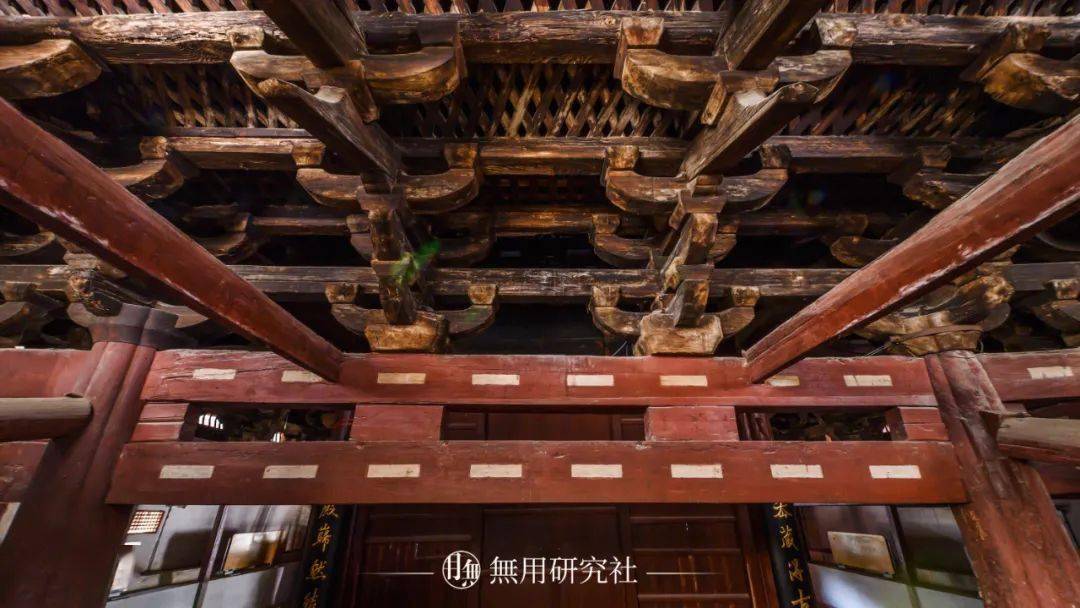 佛光寺东大殿面阔七间,进深四间,屋顶样式为庑殿顶,平面用金厢斗底槽