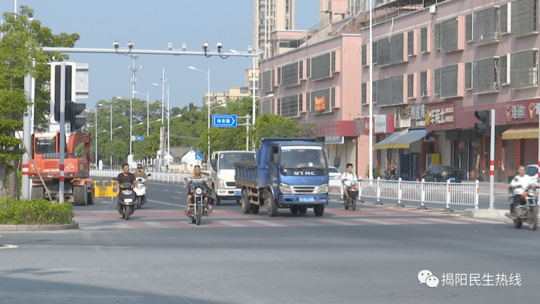 在市区进贤门大道与仙彭路路口,天福东路与仙彭路路口等地,市民驾驶