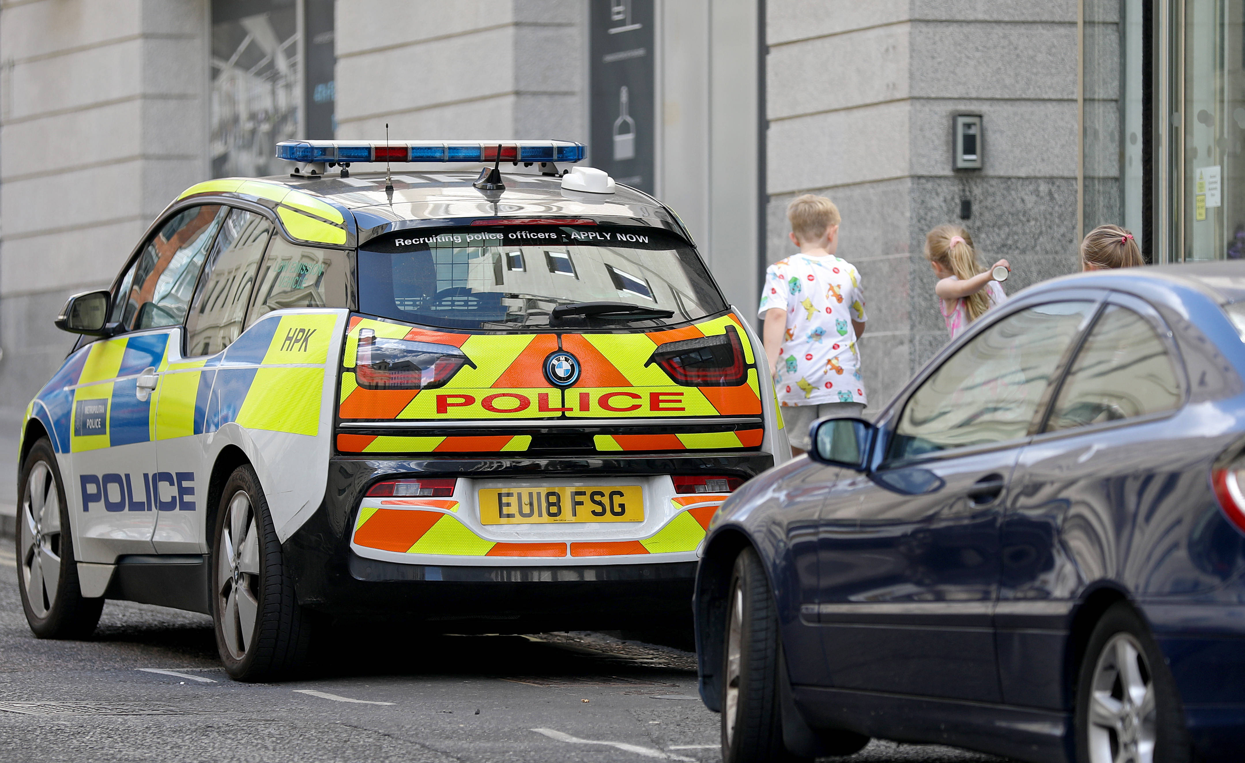 8月8日,在英国伦敦,一辆警车停在警察局门口.返回搜狐,查看更多