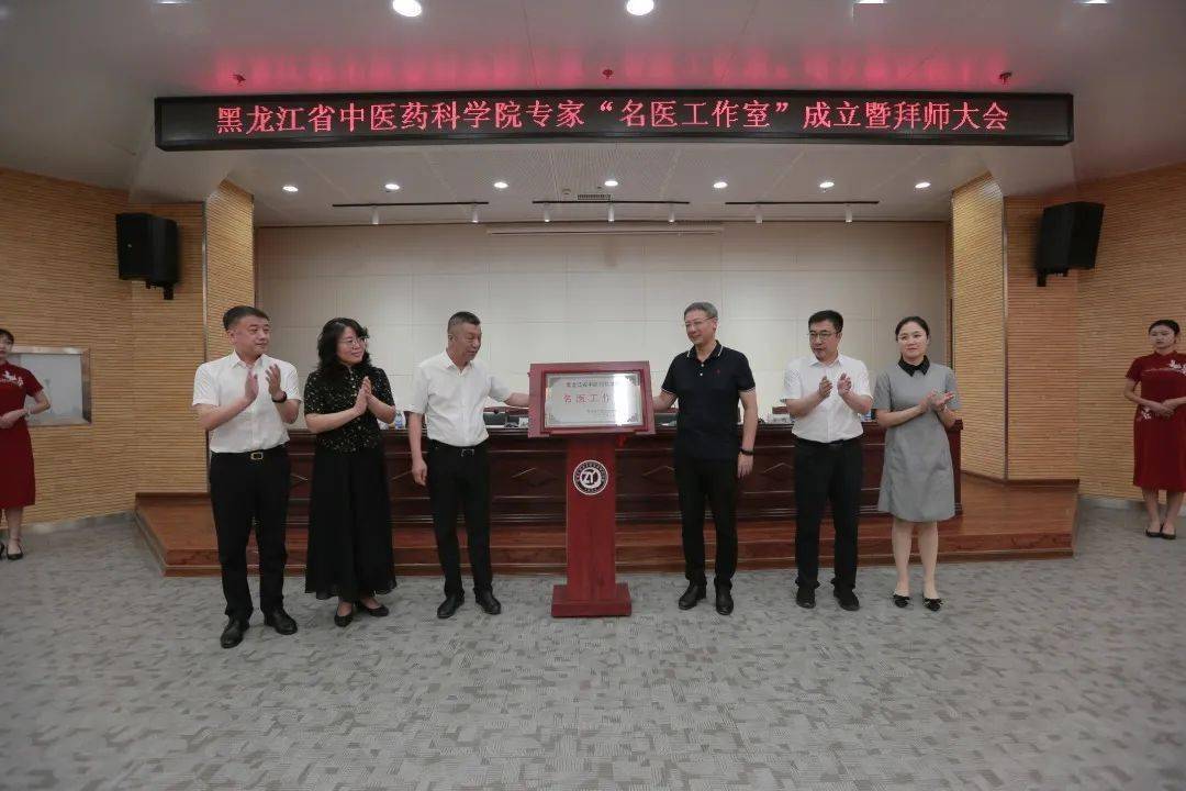 医院副院长孟薇主持会议,并对王铁良,张佩青,王学军,江柏华,张雅丽