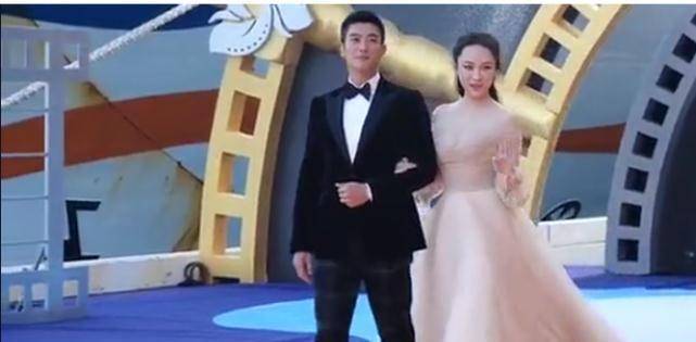 杜江霍思燕亮相海南国际电影节闭幕式红毯，霍思燕送飞吻给老公