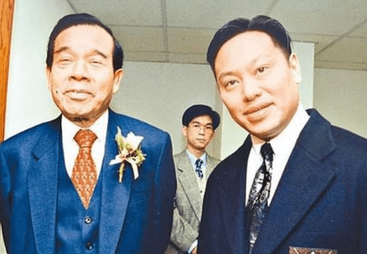 罗兆辉,送20万手表给刘銮雄,靠此赚回20亿后来却破产_时候_重庆_大厦
