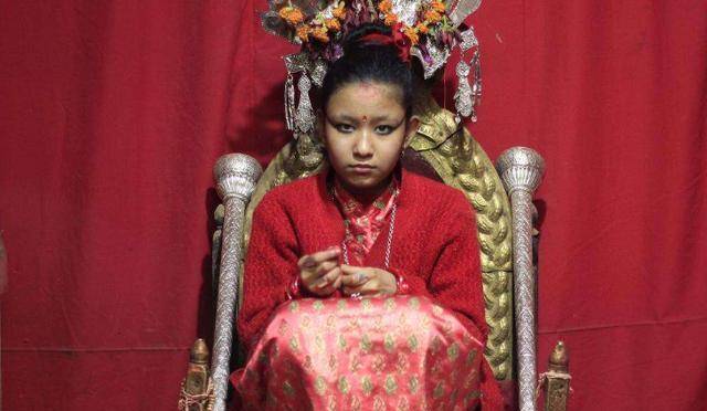 尼泊尔"活女神",双脚不能接触地面,国王见她也要跪拜_库玛丽_塔雷