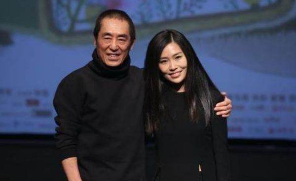 2003年,20岁的张末和一个美国小伙托维谈恋爱,张艺谋得知后坚决反对并