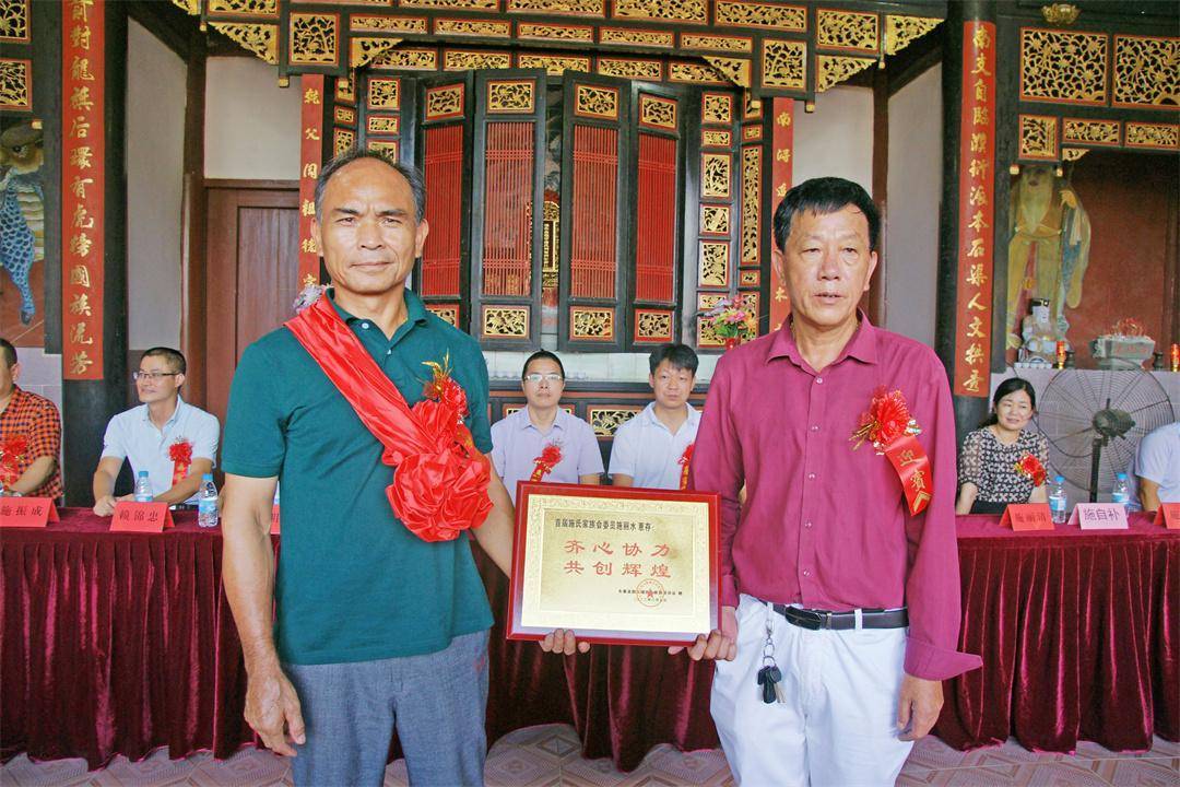 授牌创会会长施振成为家族委员会委员施锦太,施由忠,施南平,施金坤,施
