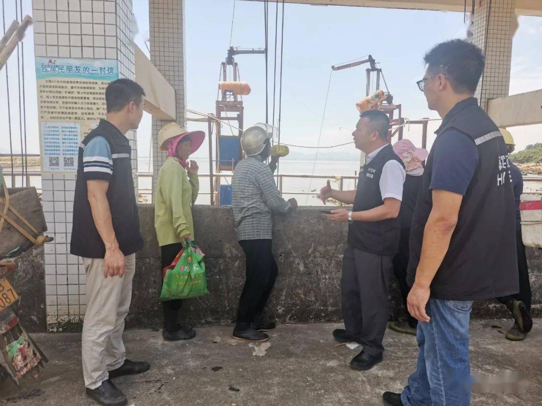 海宴镇工作人员劝导海上作业人员上岸避风海宴镇联南村驻点组到次生