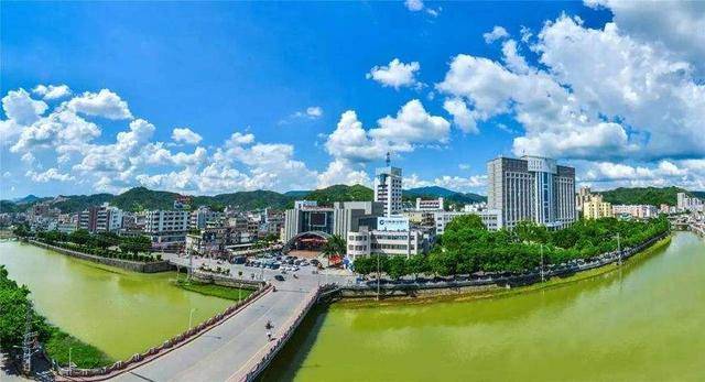 林立从紫金中学毕业后不久,在亲友的安排下,进入中国人民银行河源紫金