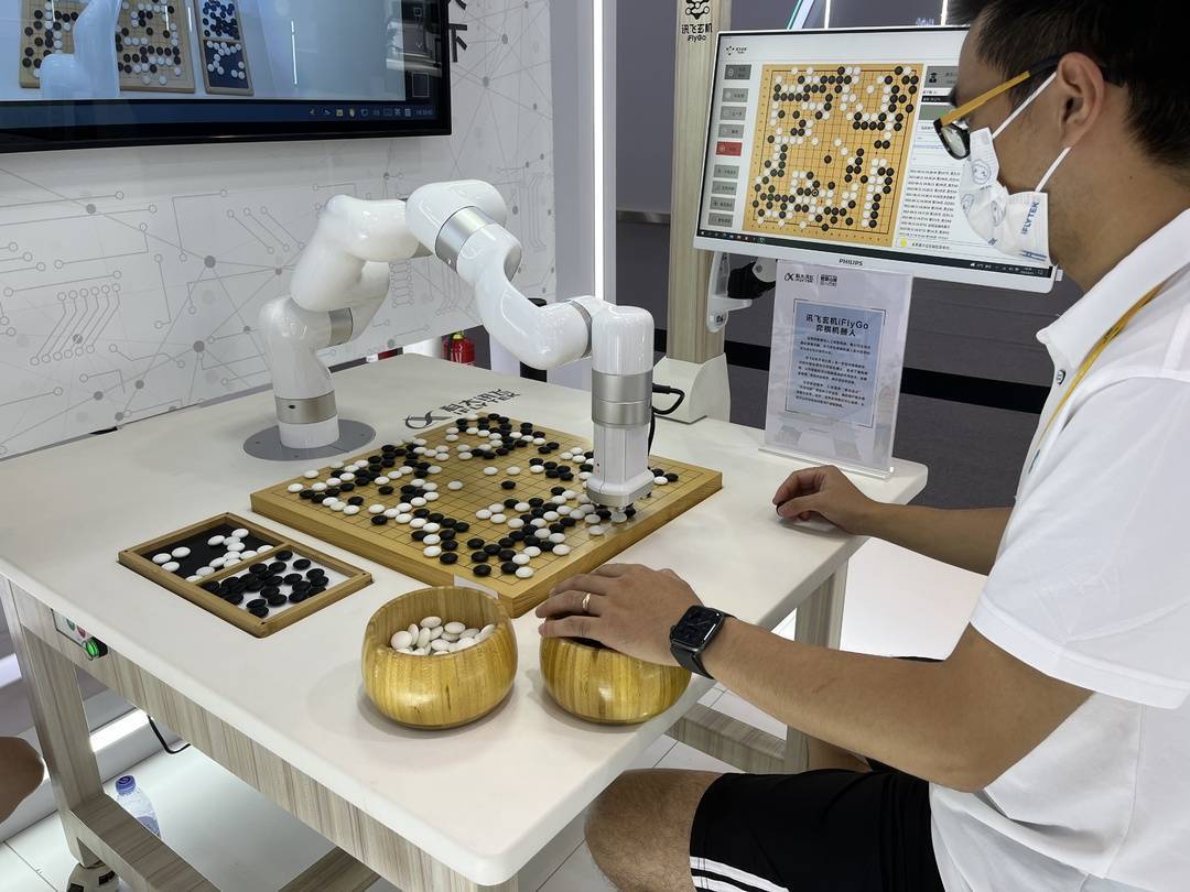 围棋机器人与工作人员进行对弈。第五届智博会于8月22—24日在渝举办,受