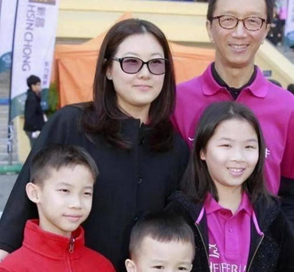 伏明霞:3个孩子还小老公已70岁,自称嫁给爱情只是老公