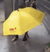 搞笑GIF:老妈假装晕倒, 我觉着孩子的做法也不算错哈