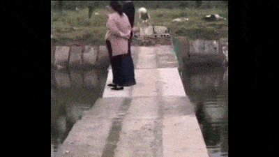 搞笑GIF:老妈假装晕倒, 我觉着孩子的做法也不算错哈