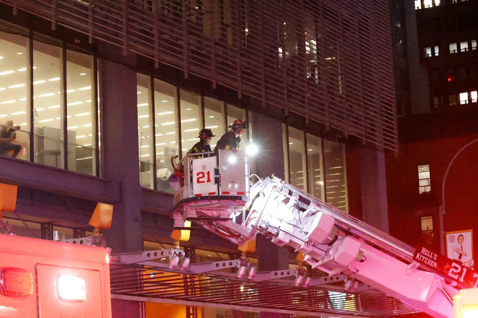 美媒：31岁男子攀爬《纽约时报》总部大楼，用刀抵住喉咙威胁要自残
