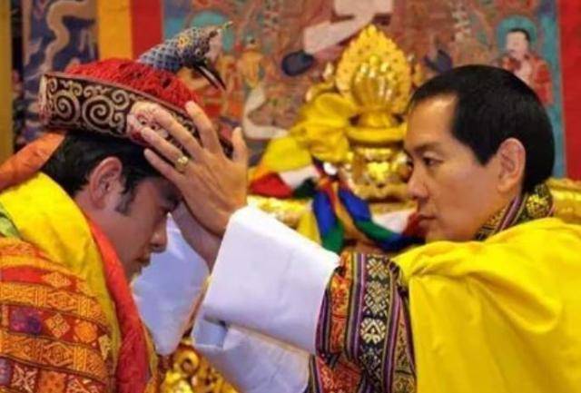 他是不丹最帅的国王，剑眉星目神似吴彦祖，迎娶同胞4姐妹为王后