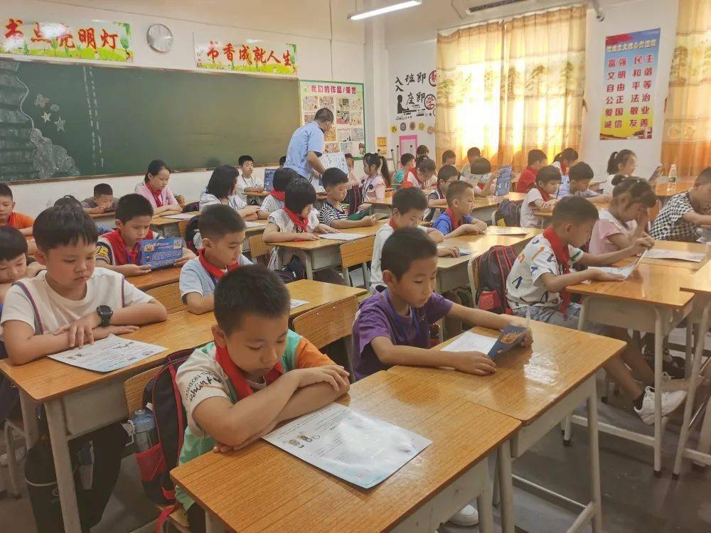 家长开学日统一姿势，网友：还有一种更帅的