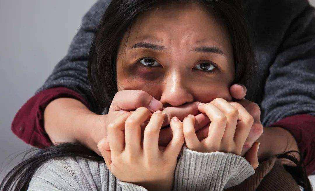 案例：女子穿瑜伽裤夜跑丈夫发现裤子的异样情绪爆发米乐M6 M6米乐酿成惨剧(图2)