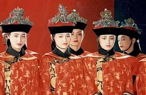 31年前王祖贤的故宫旧照，自己已退圈，背景模特瞿颖却成当红明星