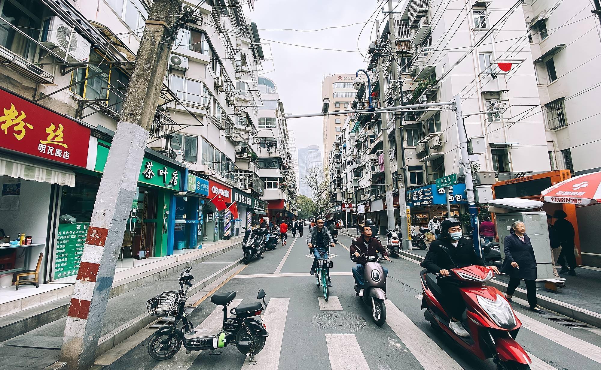 藏在南京小巷子中的小吃店，栗子和鸭子最受欢迎，每天必排队