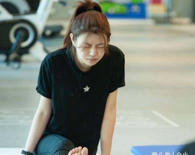 陈妍希陪吕一练双人瑜伽穿紧身裤勒出细米乐M6 M6米乐腿劈不开叉满脸痛苦(图4)