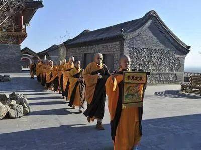 监院禅兴法师(清华大学流体力学博士,贤庆法师(北京大学哲学系研究生