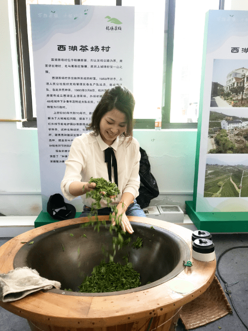 关海虹是西湖区转塘街道西湖茶场村党支部书记,她认真对待群众生活上