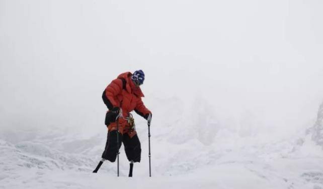 记录硬核爷爷夏伯渝的五次珠峰挑战，没有双腿如何站在世界之巅