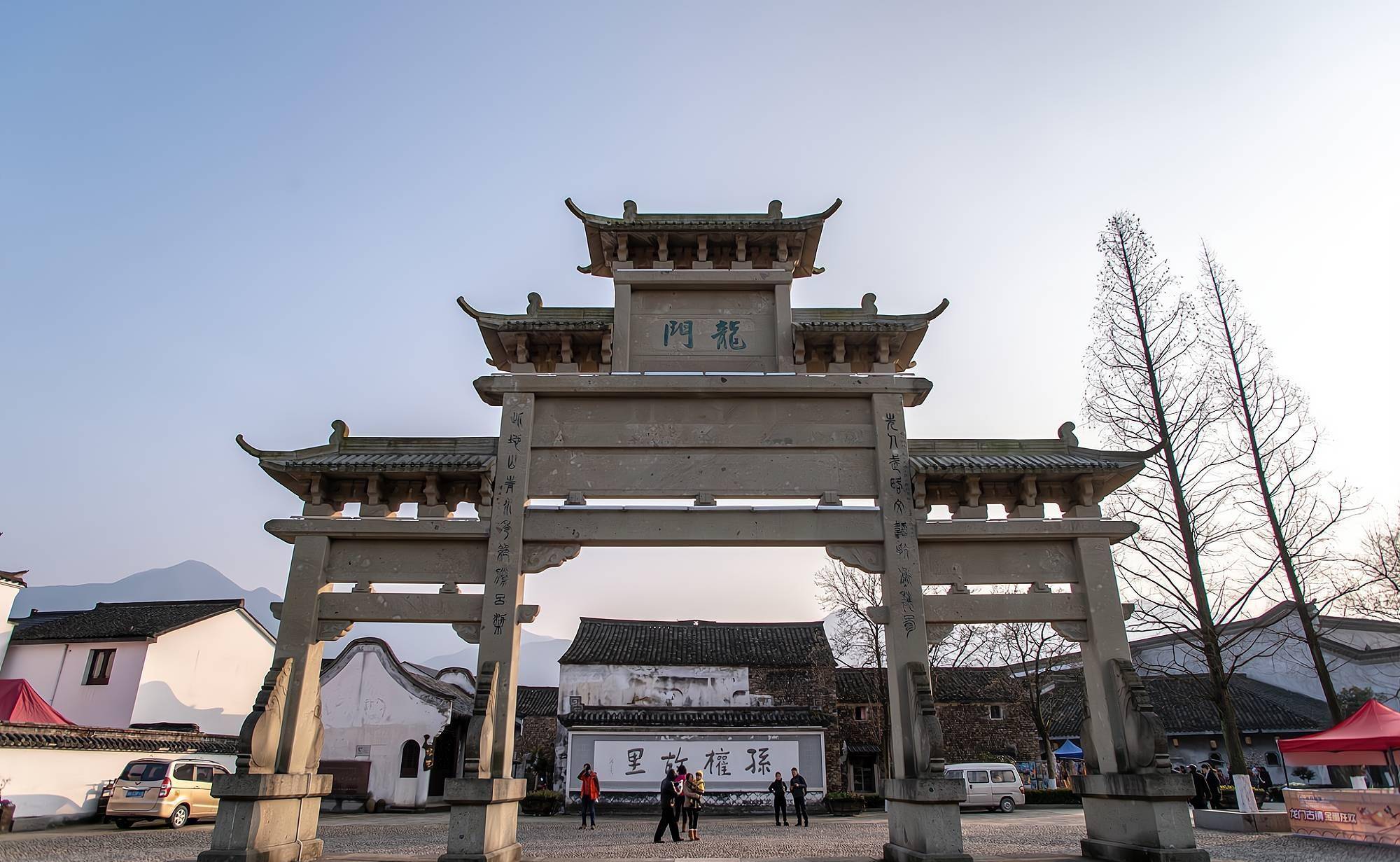 杭州值得一去的古镇，相距约1小时车程，据传是东吴大帝孙权故里