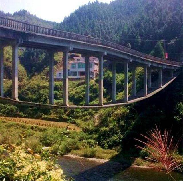 设计师仅初中文化，桥墩悬在半空，难道这座大桥的施工图拿反了？