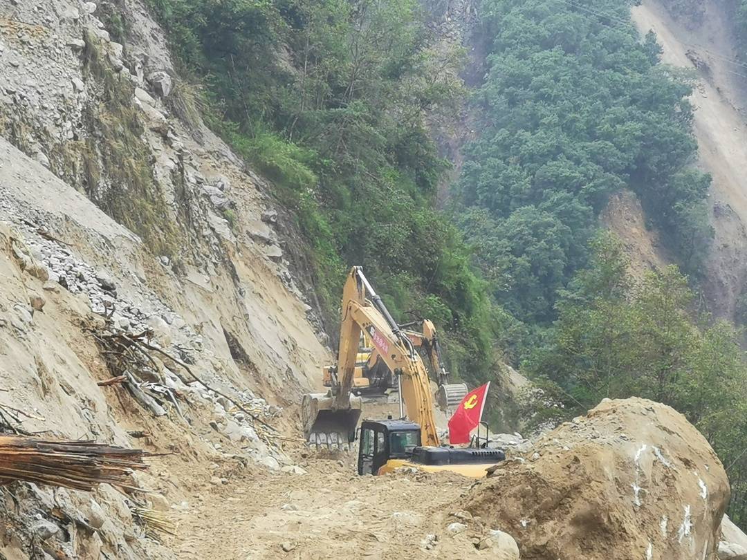 泸定县磨西镇“绝壁掘道”继续推进 距海螺沟大桥还有约120米