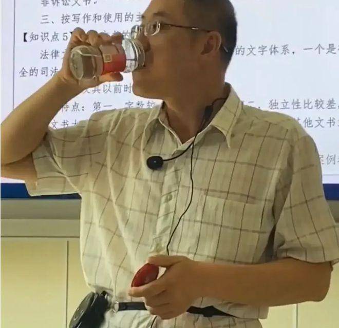 教师用辣酱瓶喝水，为何会走红？