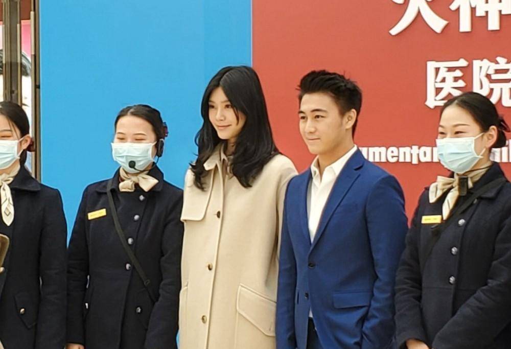 他们这次"三人行,两婆媳之间隔着何猷君,三人身高刚好形成一个wifi